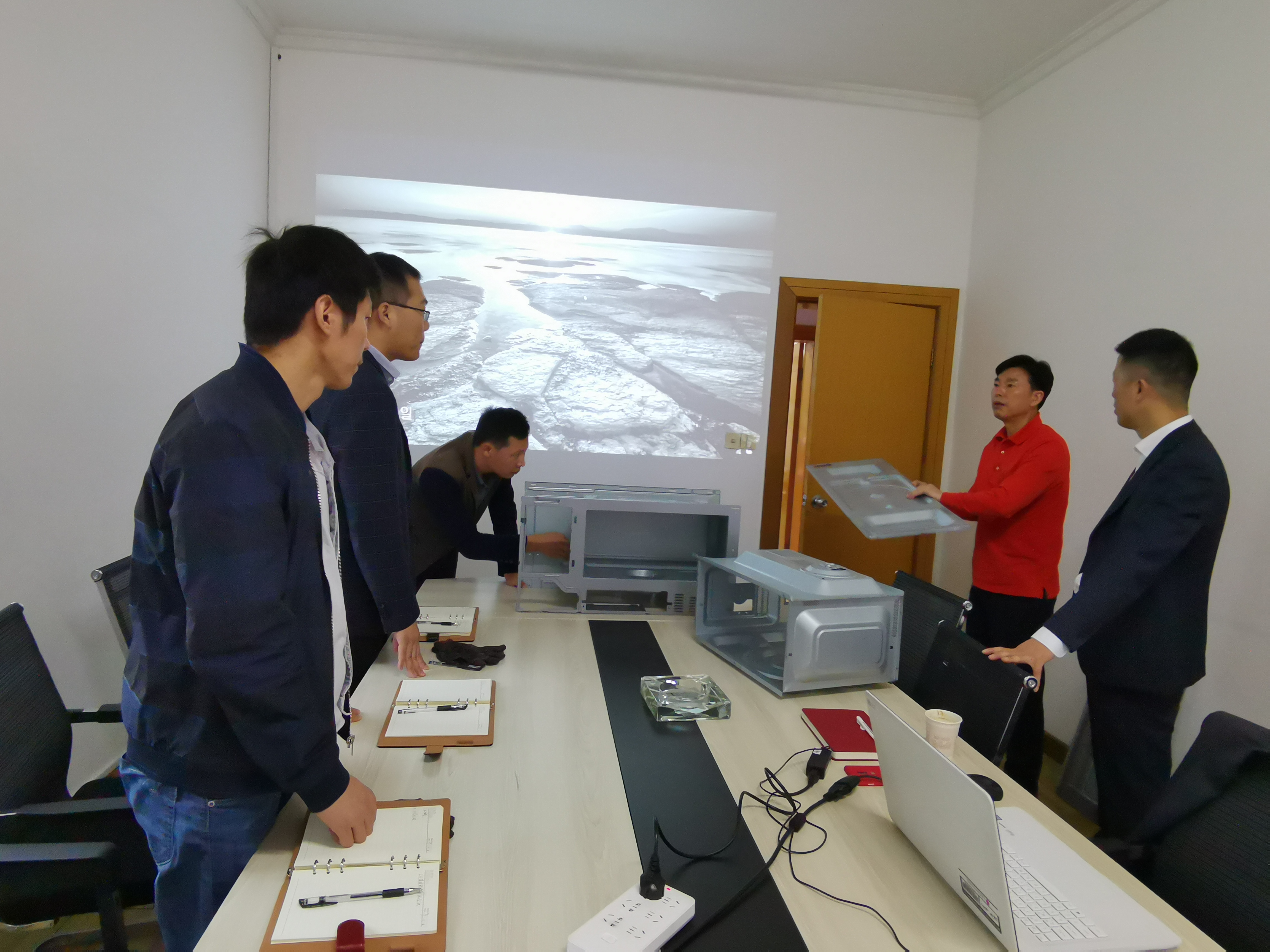 欧亿8注册研发总工与韩国客户探讨方案