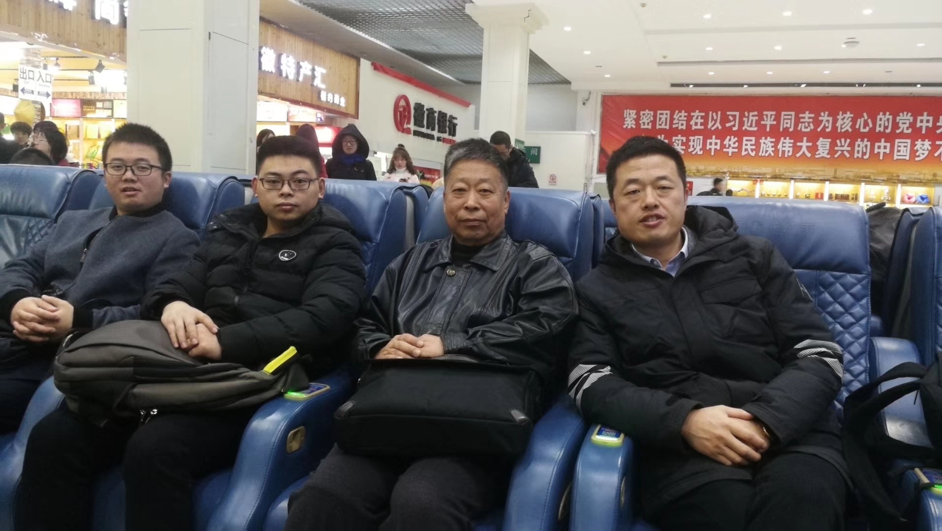 欧亿8注册人出差凌晨3点在机场留影